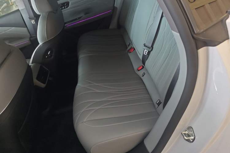 Used Geely Galaxy E8 2025 700 km Long-Range Intelligent Driving Version Left Rear Seat