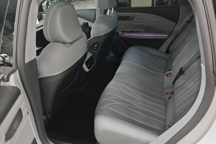 Used Geely Galaxy E8 2025 700 km Long-Range Intelligent Driving Version Left Rear Seat