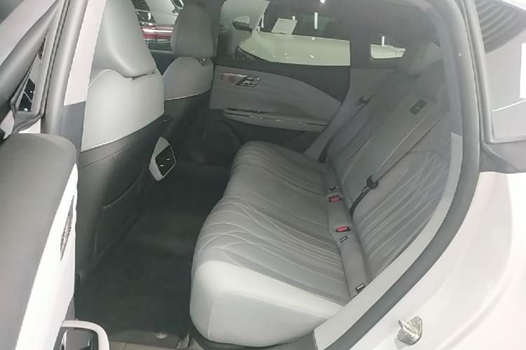 Used Geely Galaxy E8 2025 700 km Long-Range Intelligent Driving Version Left Rear Seat