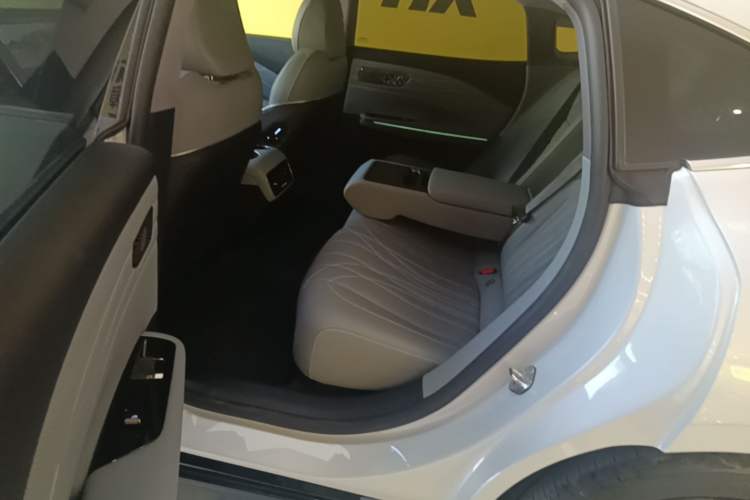 Used Geely Galaxy E8 2025 700 km Long-Range Intelligent Driving Version Left Rear Seat