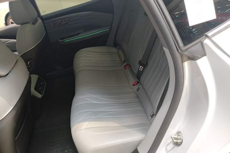 Used Geely Galaxy E8 2025 700 km Long-Range Intelligent Driving Version Left Rear Seat