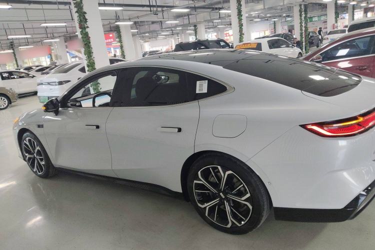 Used Geely Galaxy E8 2025 700 km Long-Range Intelligent Driving Version Left Side