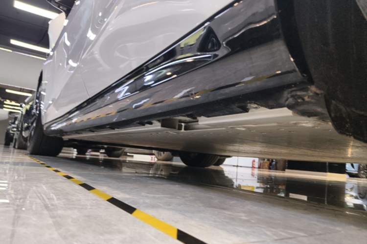 Used Geely Galaxy E8 2025 700 km Long-Range Intelligent Driving Version Left Side Sill