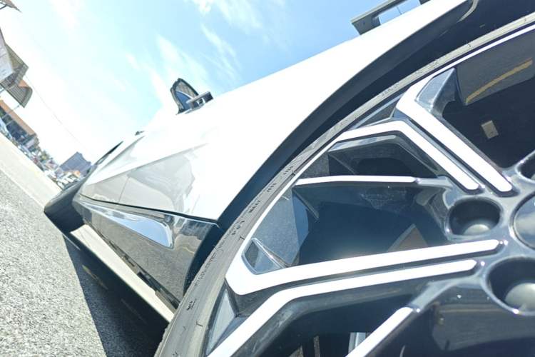 Used Geely Galaxy E8 2025 700 km Long-Range Intelligent Driving Version Left Side Sill