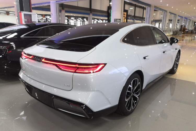 Used Geely Galaxy E8 2025 700 km Long-Range Intelligent Driving Version Rear Right 45 Deg