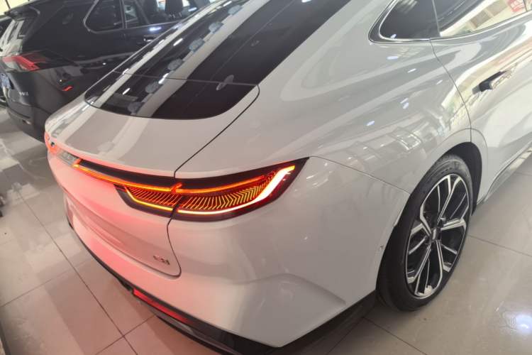 Used Geely Galaxy E8 2025 700 km Long-Range Intelligent Driving Version Rear Right 45 Deg