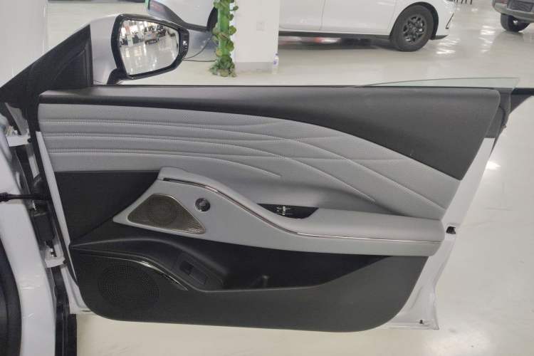 Used Geely Galaxy E8 2025 700 km Long-Range Intelligent Driving Version Right Front Door Interior
