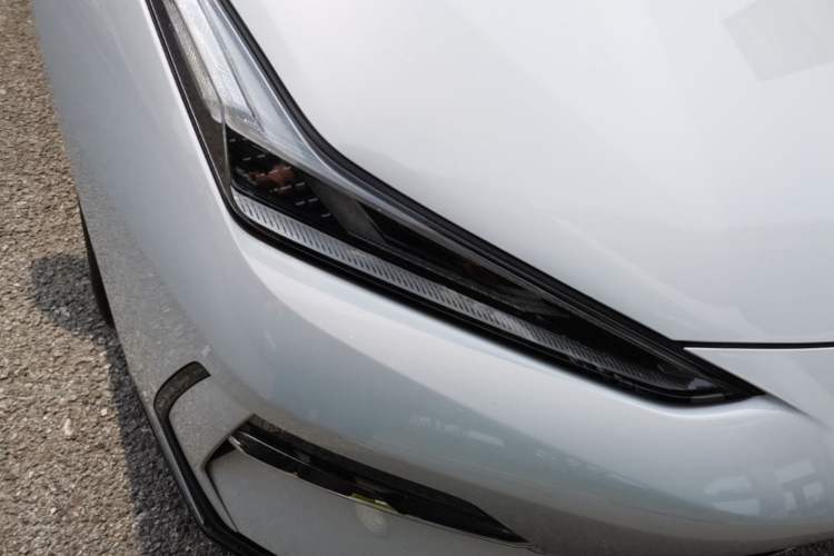 Used Geely Galaxy E8 2025 700 km Long-Range Intelligent Driving Version Right Front Headlight