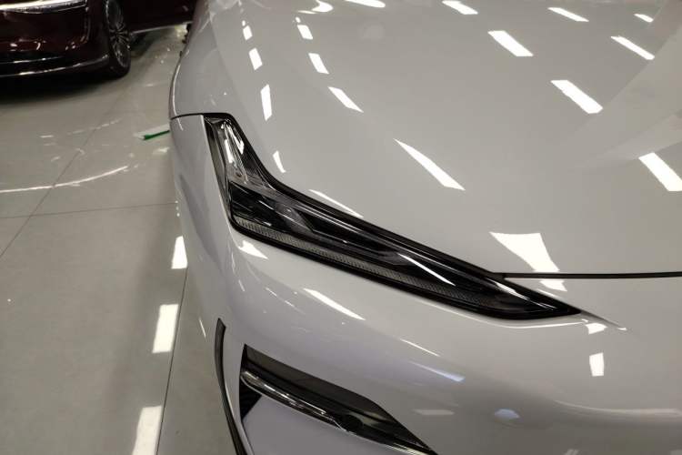 Used Geely Galaxy E8 2025 700 km Long-Range Intelligent Driving Version Right Front Headlight