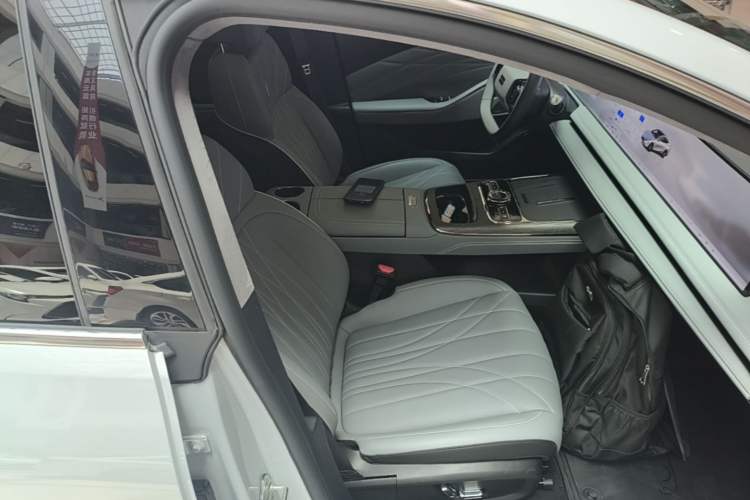 Used Geely Galaxy E8 2025 700 km Long-Range Intelligent Driving Version Right Front Seat