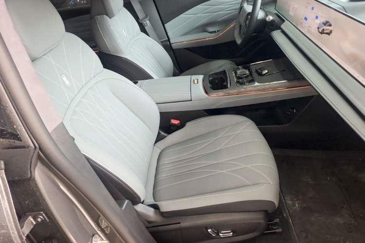 Used Geely Galaxy E8 2025 Model—610km Prestige Version Right Front Seat