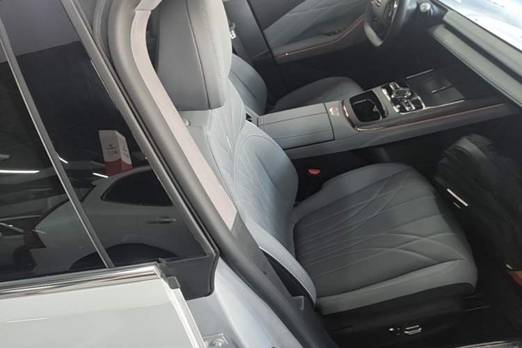 Used Geely Galaxy E8 2025 700 km Long-Range Intelligent Driving Version Right Front Seat