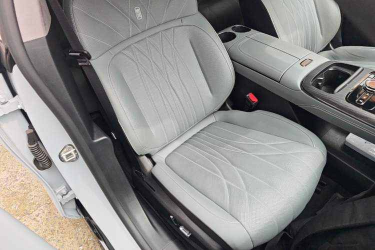 Used Geely Galaxy E8 2025 700 km Long-Range Intelligent Driving Version Right Front Seat