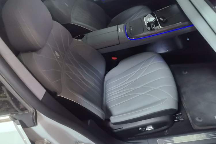 Used Geely Galaxy E8 2025 700 km Long-Range Intelligent Driving Version Right Front Seat