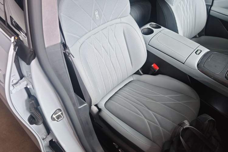 Used Geely Galaxy E8 2025 700 km Long-Range Intelligent Driving Version Right Front Seat
