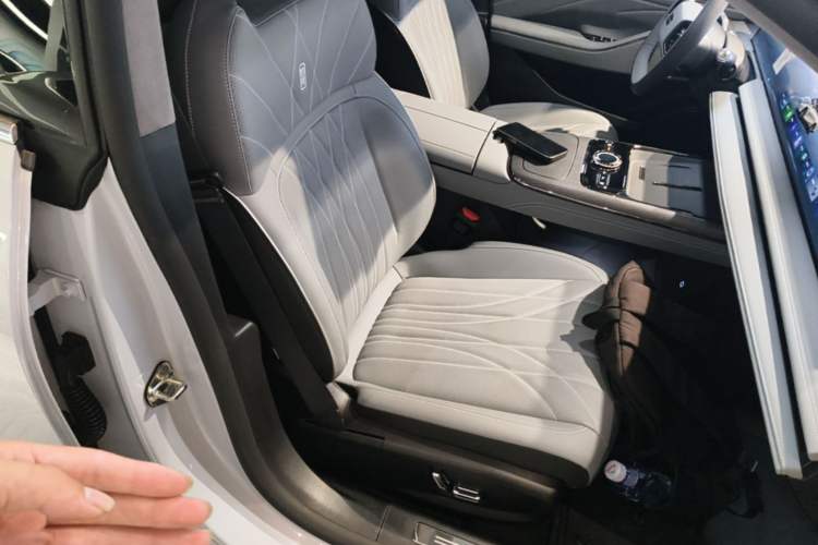 Used Geely Galaxy E8 2025 700 km Long-Range Intelligent Driving Version Right Front Seat