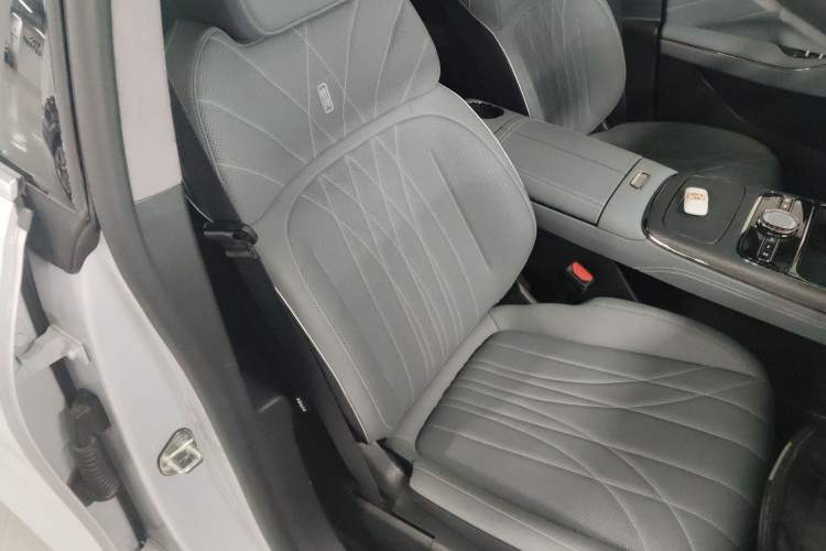 Used Geely Galaxy E8 2025 700 km Long-Range Intelligent Driving Version Right Front Seat