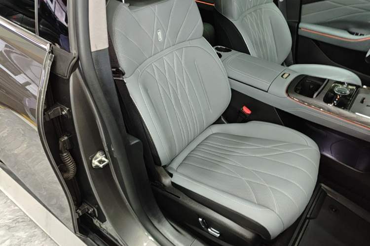 Used Geely Galaxy E8 2025 700 km Long-Range Intelligent Driving Version Right Front Seat