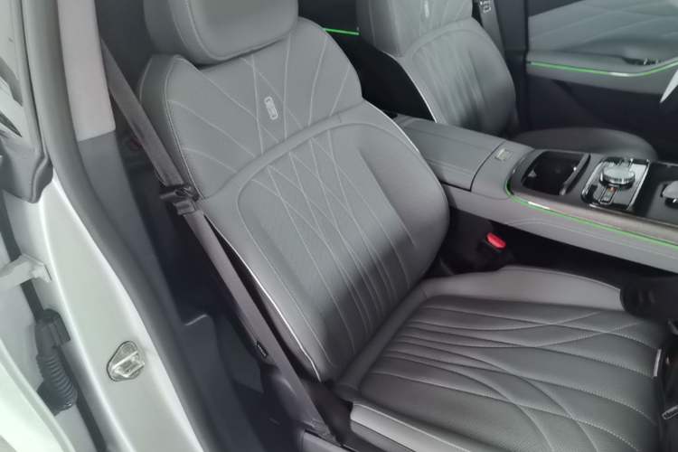 Used Geely Galaxy E8 2025 700 km Long-Range Intelligent Driving Version Right Front Seat
