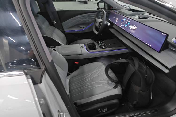Used Geely Galaxy E8 2025 700 km Long-Range Intelligent Driving Version Right Front Seat
