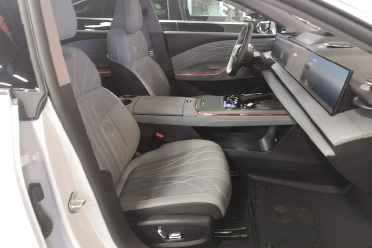 Used Geely Galaxy E8 2025 700 km Long-Range Intelligent Driving Version Right Front Seat