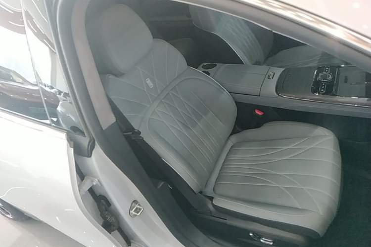 Used Geely Galaxy E8 2025 700 km Long-Range Intelligent Driving Version Right Front Seat
