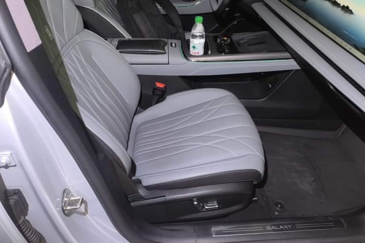 Used Geely Galaxy E8 2025 700 km Long-Range Intelligent Driving Version Right Front Seat