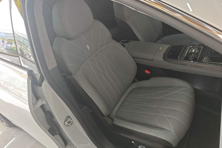 Used Geely Galaxy E8 2025 700 km Long-Range Intelligent Driving Version Right Front Seat