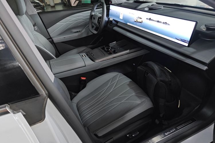 Used Geely Galaxy E8 2025 700 km Long-Range Intelligent Driving Version Right Front Seat