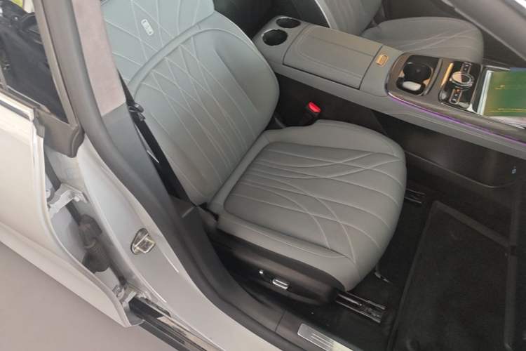 Used Geely Galaxy E8 2025 700 km Long-Range Intelligent Driving Version Right Front Seat