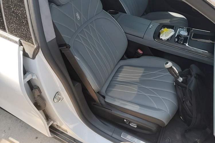 Used Geely Galaxy E8 2025 700 km Long-Range Intelligent Driving Version Right Front Seat
