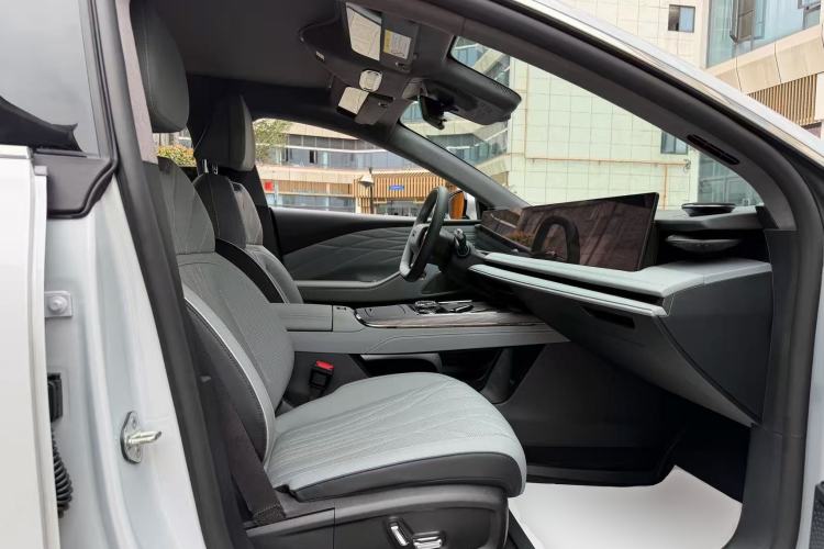 Used Geely Galaxy E8 2025 700 km Long-Range Intelligent Driving Version Right Front Seat