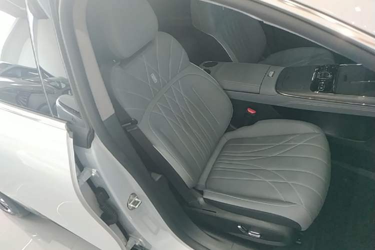 Used Geely Galaxy E8 2025 700 km Long-Range Intelligent Driving Version Right Front Seat