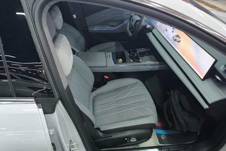 Used Geely Galaxy E8 2025 700 km Long-Range Intelligent Driving Version Right Front Seat