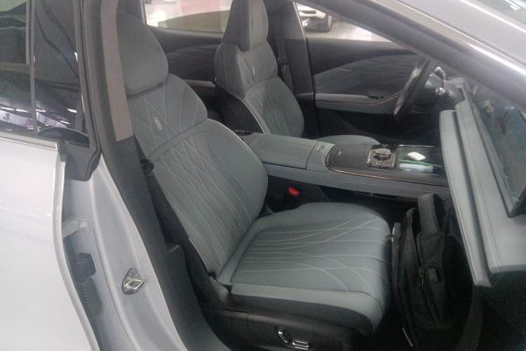 Used Geely Galaxy E8 2025 700 km Long-Range Intelligent Driving Version Right Front Seat