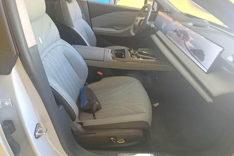 Used Geely Galaxy E8 2025 700 km Long-Range Intelligent Driving Version Right Front Seat