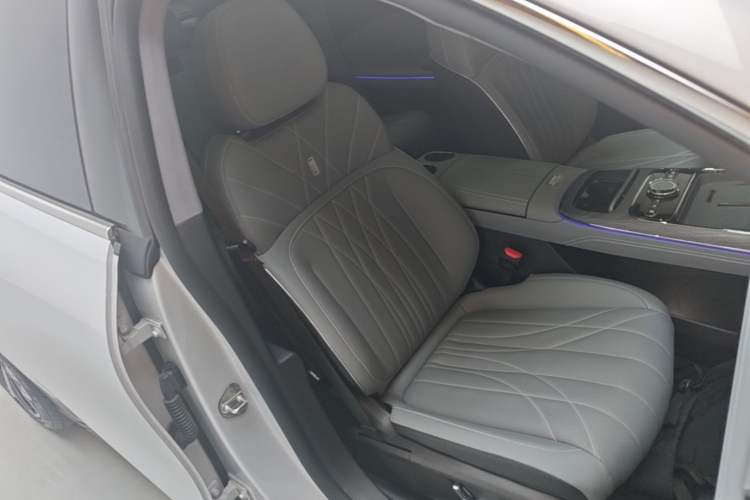 Used Geely Galaxy E8 2025 700 km Long-Range Intelligent Driving Version Right Front Seat