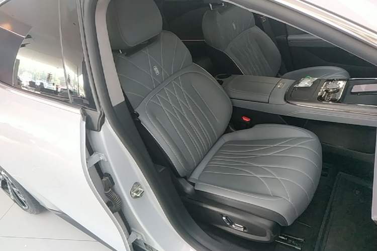 Used Geely Galaxy E8 2025 700 km Long-Range Intelligent Driving Version Right Front Seat