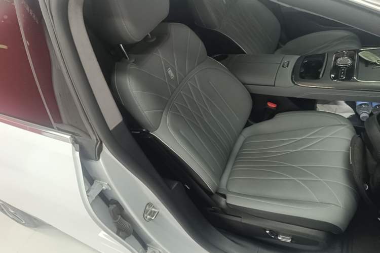 Used Geely Galaxy E8 2025 Model—610km Exploration+ Version Right Front Seat