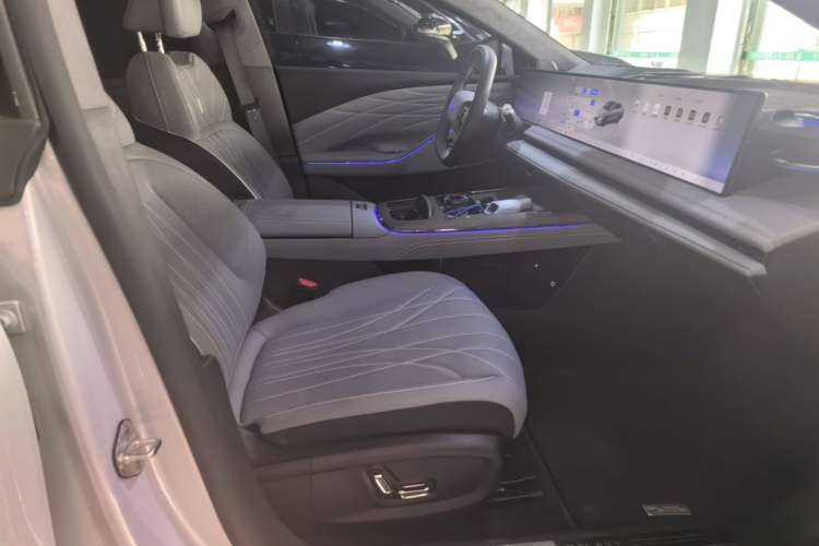 Used Geely Galaxy E8 2025 700 km Long-Range Intelligent Driving Version Right Front Seat