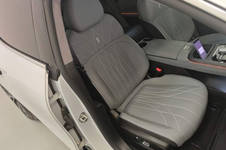 Used Geely Galaxy E8 2025 700 km Long-Range Intelligent Driving Version Right Front Seat