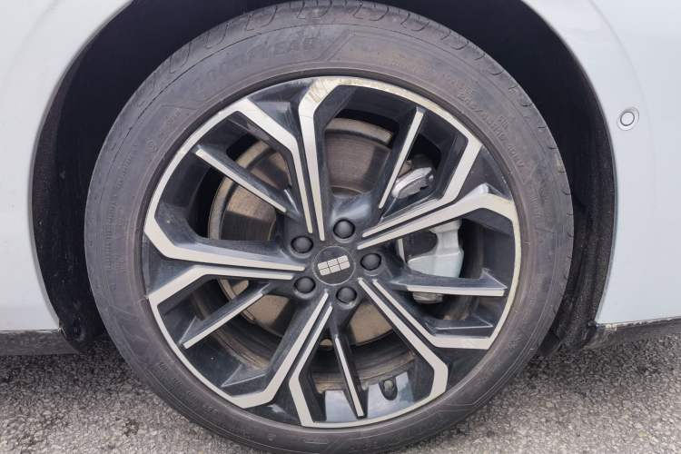 Used Geely Galaxy E8 2025 700 km Long-Range Intelligent Driving Version Right Front Wheel Hub