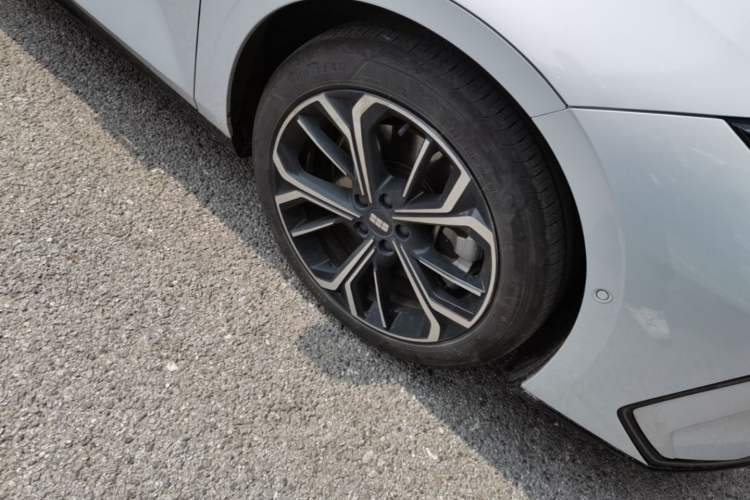 Used Geely Galaxy E8 2025 700 km Long-Range Intelligent Driving Version Right Front Wheel Hub