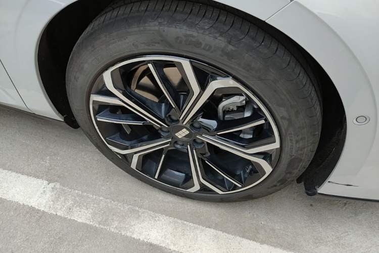 Used Geely Galaxy E8 2025 700 km Long-Range Intelligent Driving Version Right Front Wheel Hub