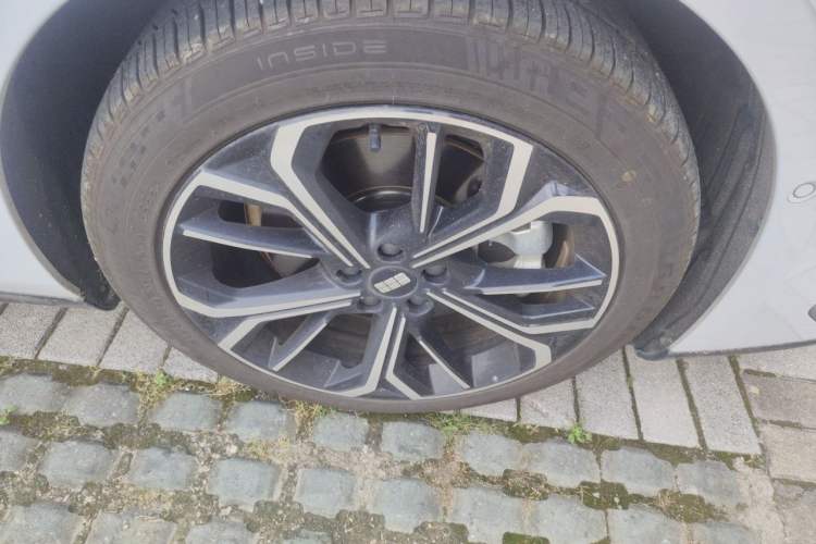 Used Geely Galaxy E8 2025 700 km Long-Range Intelligent Driving Version Right Front Wheel Hub