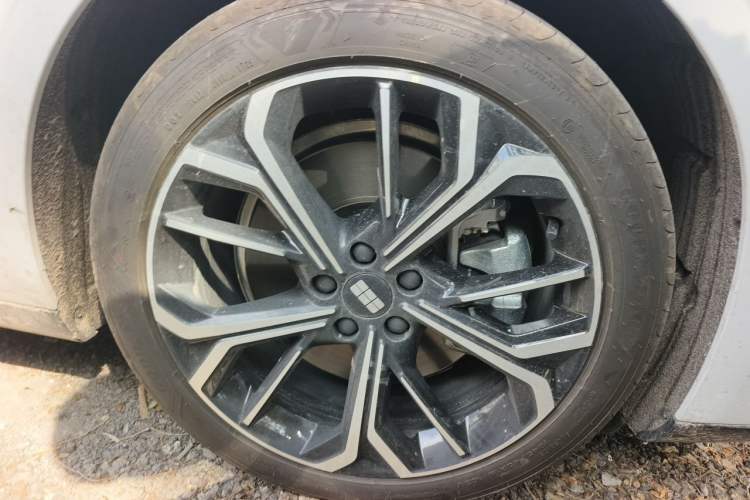 Used Geely Galaxy E8 2025 700 km Long-Range Intelligent Driving Version Right Front Wheel Hub