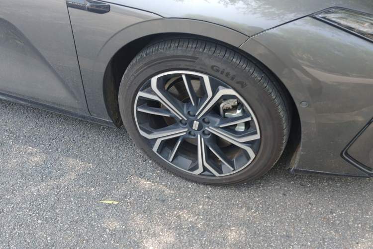 Used Geely Galaxy E8 2025 Model—610km Exploration+ Version Right Front Wheel Hub