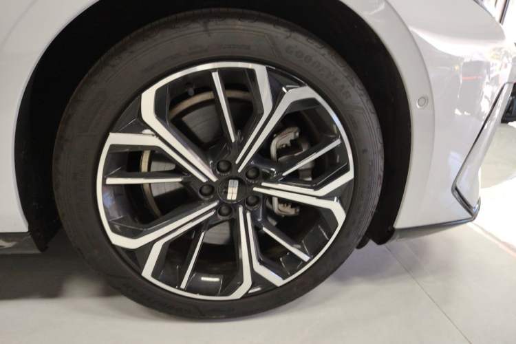 Used Geely Galaxy E8 2025 700 km Long-Range Intelligent Driving Version Right Front Wheel Hub