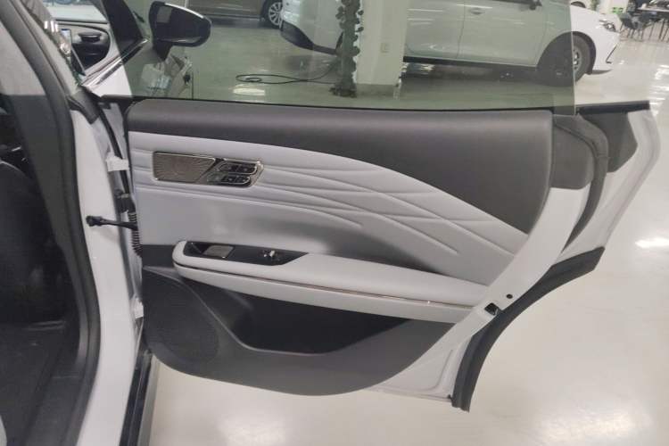 Used Geely Galaxy E8 2025 700 km Long-Range Intelligent Driving Version Right Rear Door Interior