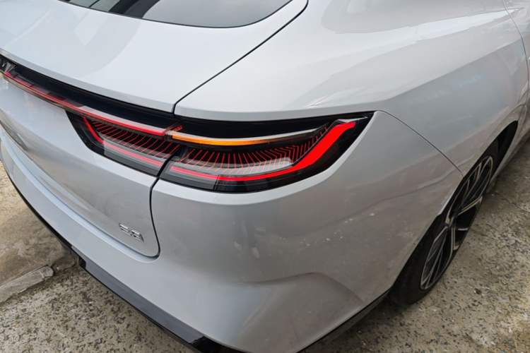 Used Geely Galaxy E8 2025 700 km Long-Range Intelligent Driving Version Right Rear Taillight
